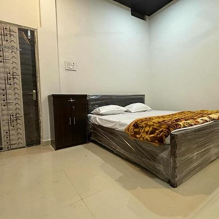ורנאסי Madhuri Guest House מראה חיצוני תמונה