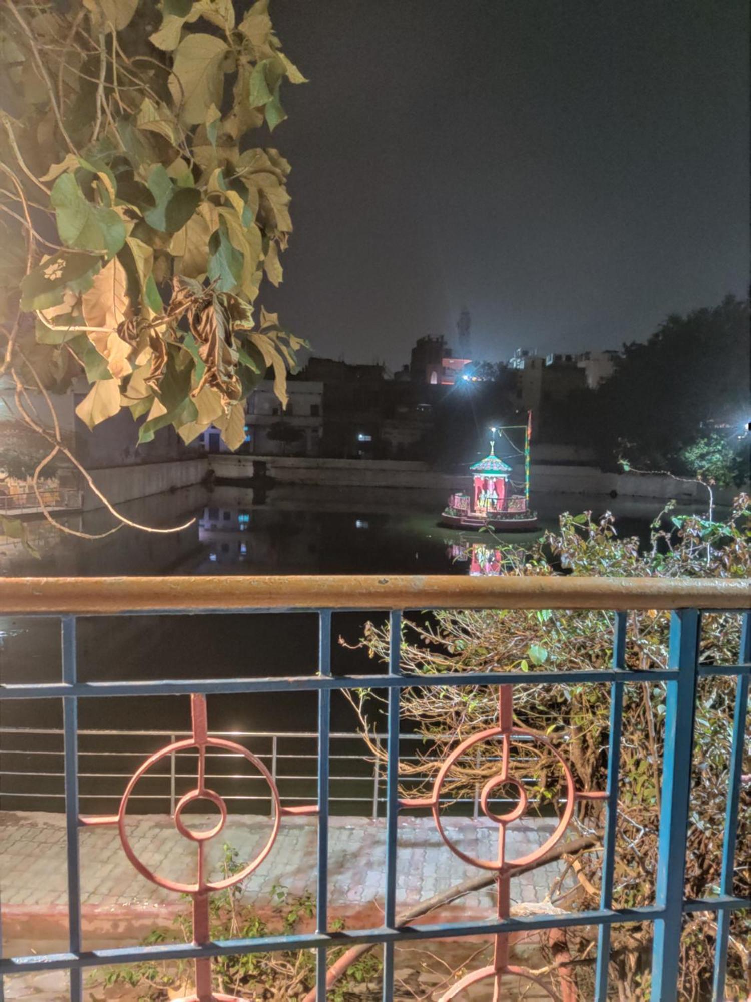 ורנאסי Madhuri Guest House מראה חיצוני תמונה