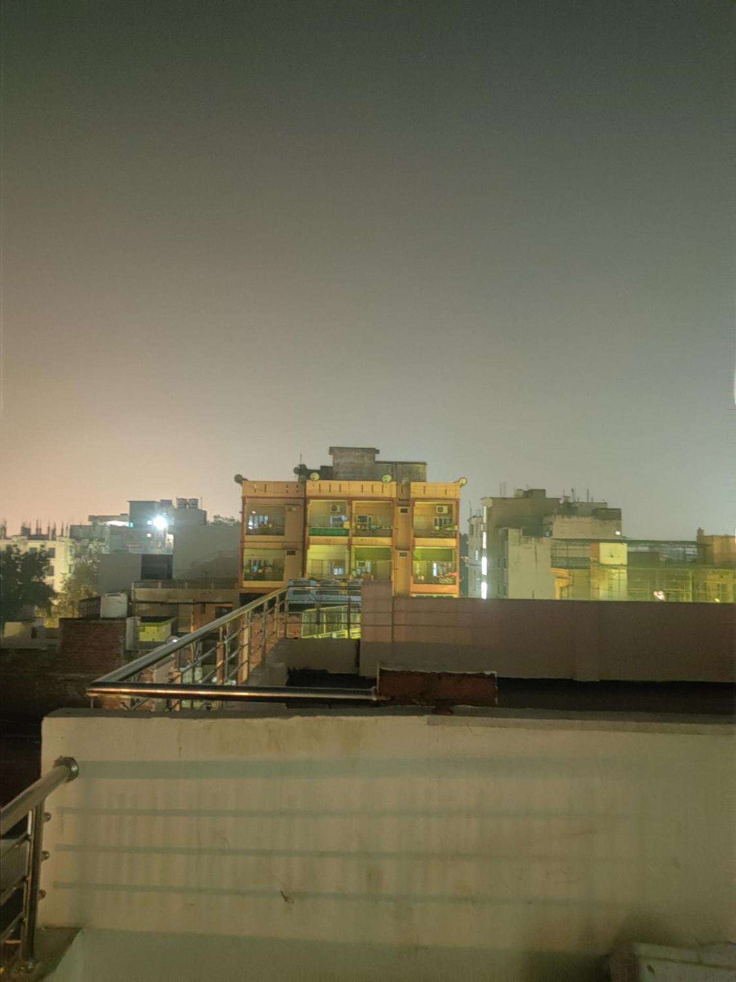 ורנאסי Madhuri Guest House מראה חיצוני תמונה