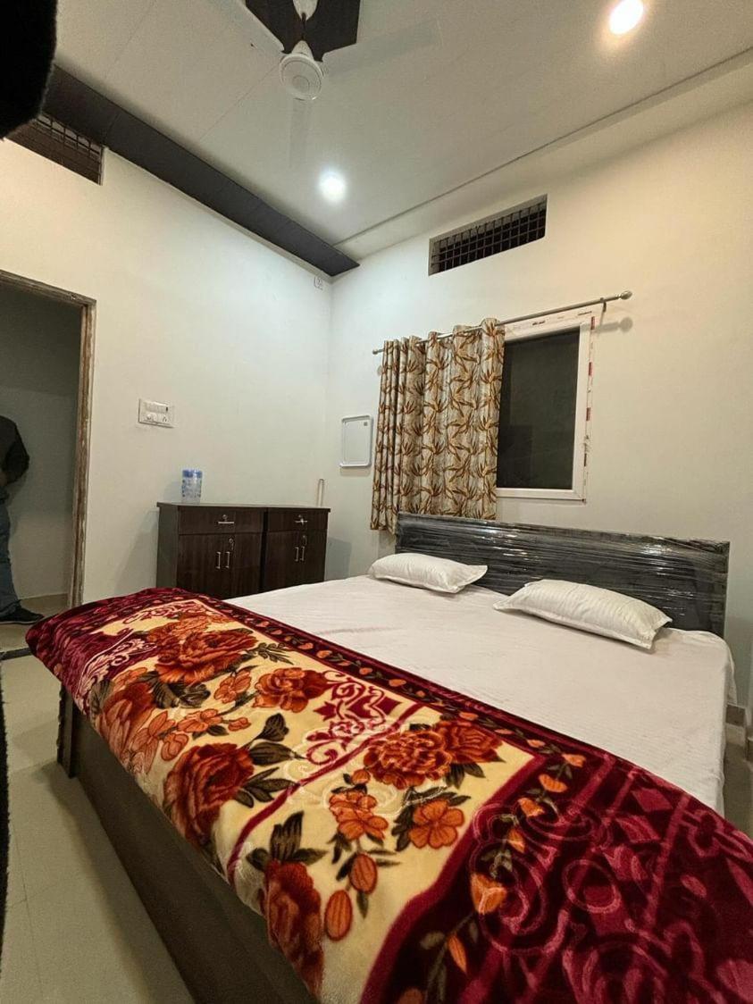 ורנאסי Madhuri Guest House מראה חיצוני תמונה