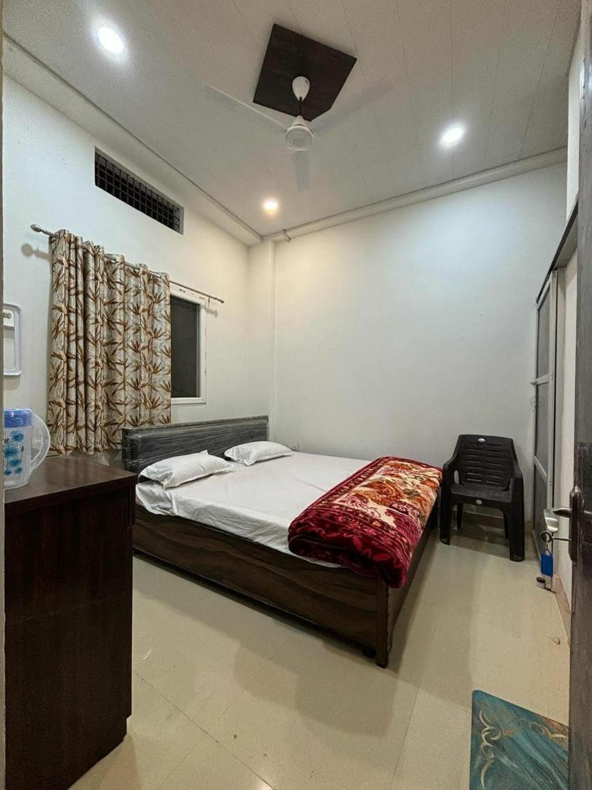 ורנאסי Madhuri Guest House מראה חיצוני תמונה