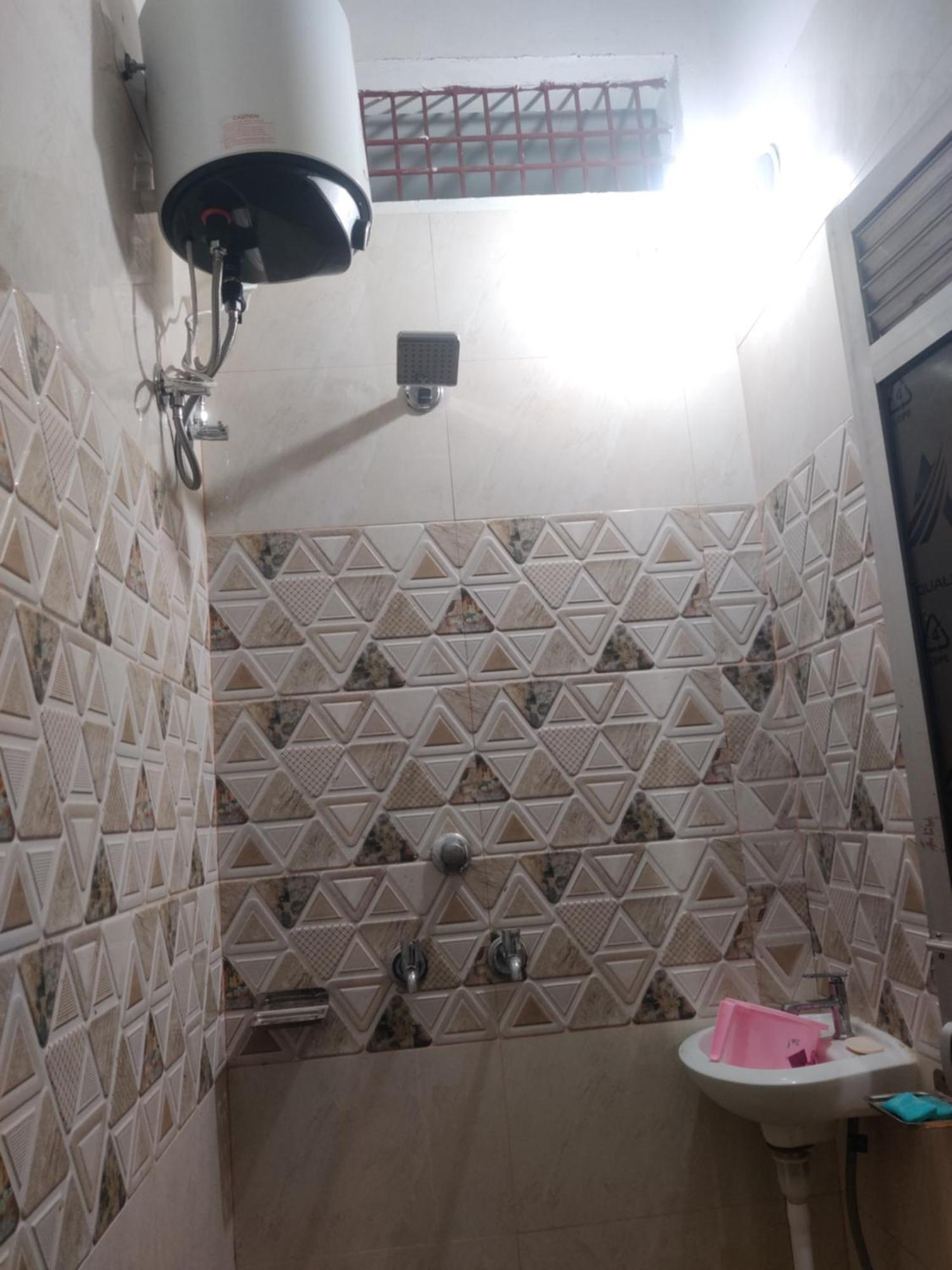 ורנאסי Madhuri Guest House מראה חיצוני תמונה