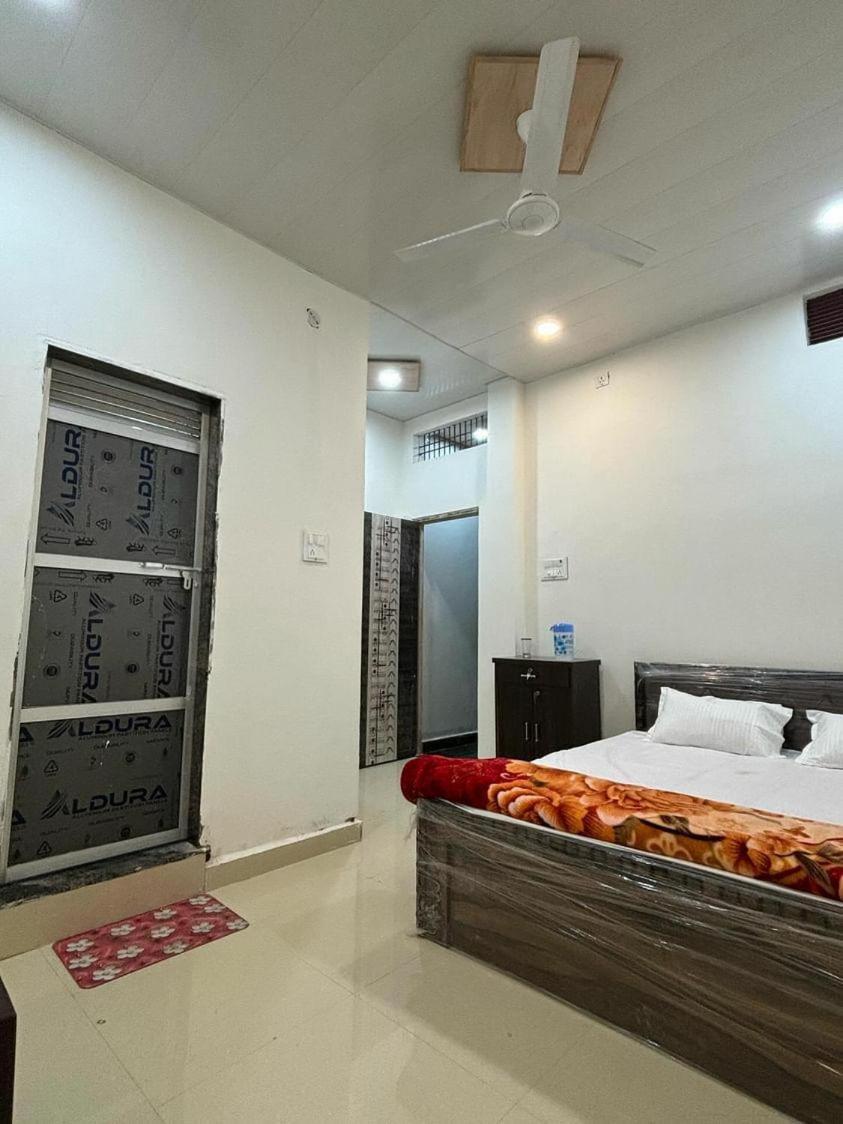 ורנאסי Madhuri Guest House מראה חיצוני תמונה