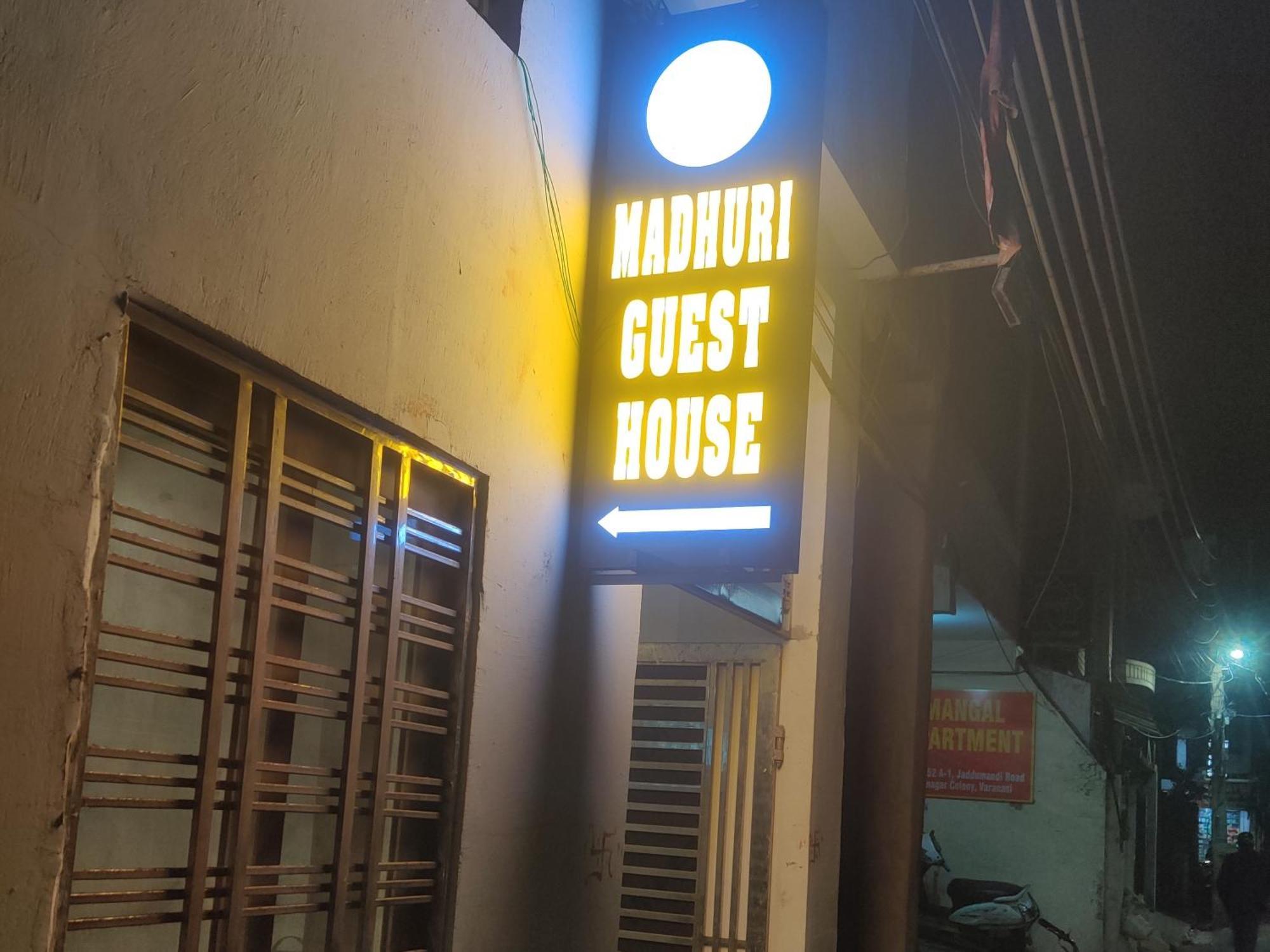 ורנאסי Madhuri Guest House מראה חיצוני תמונה