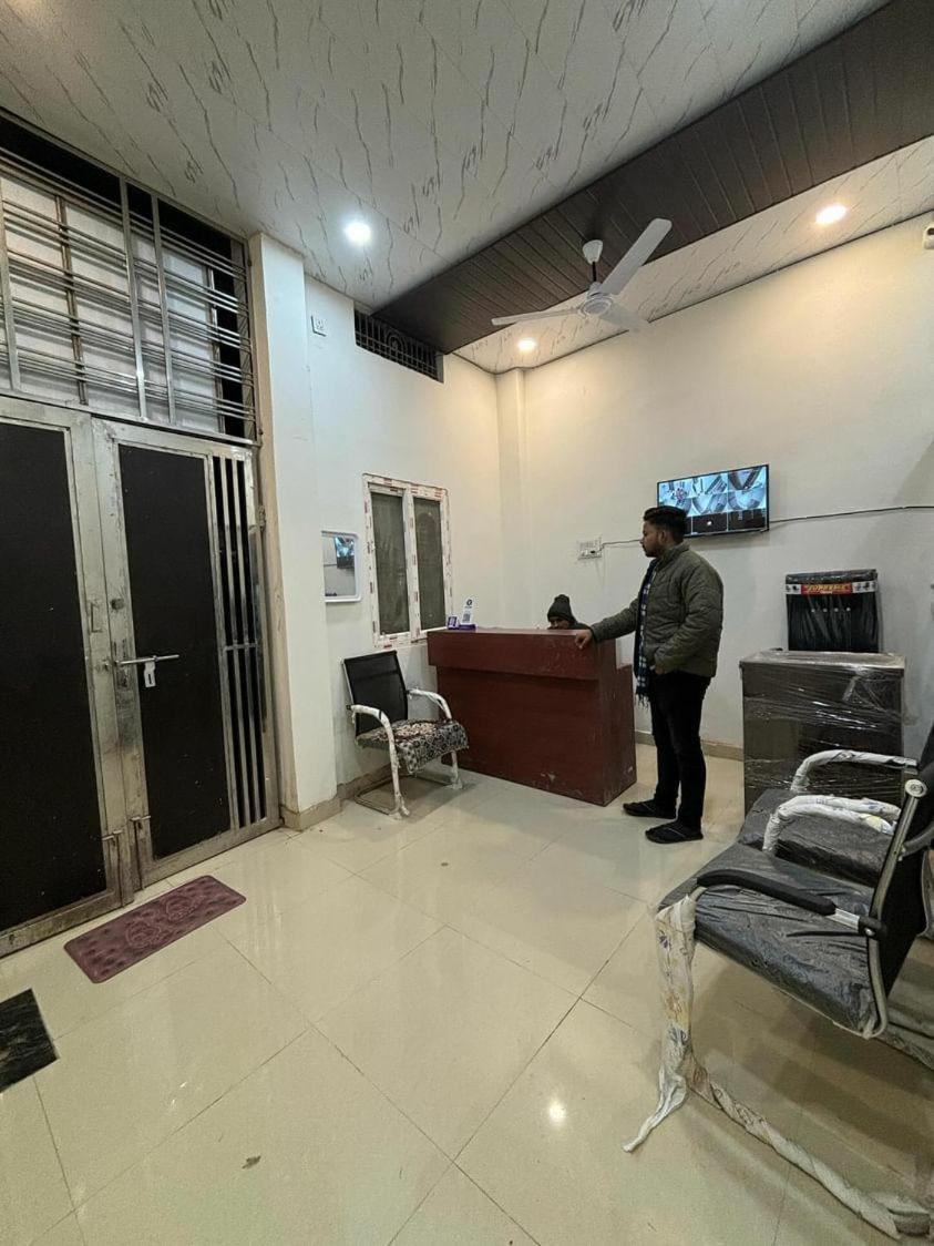 ורנאסי Madhuri Guest House מראה חיצוני תמונה