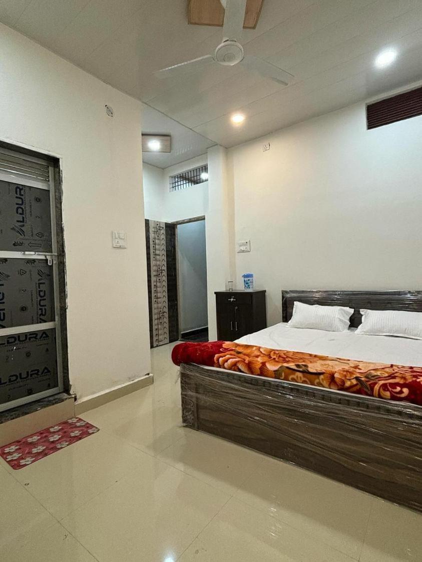 ורנאסי Madhuri Guest House מראה חיצוני תמונה