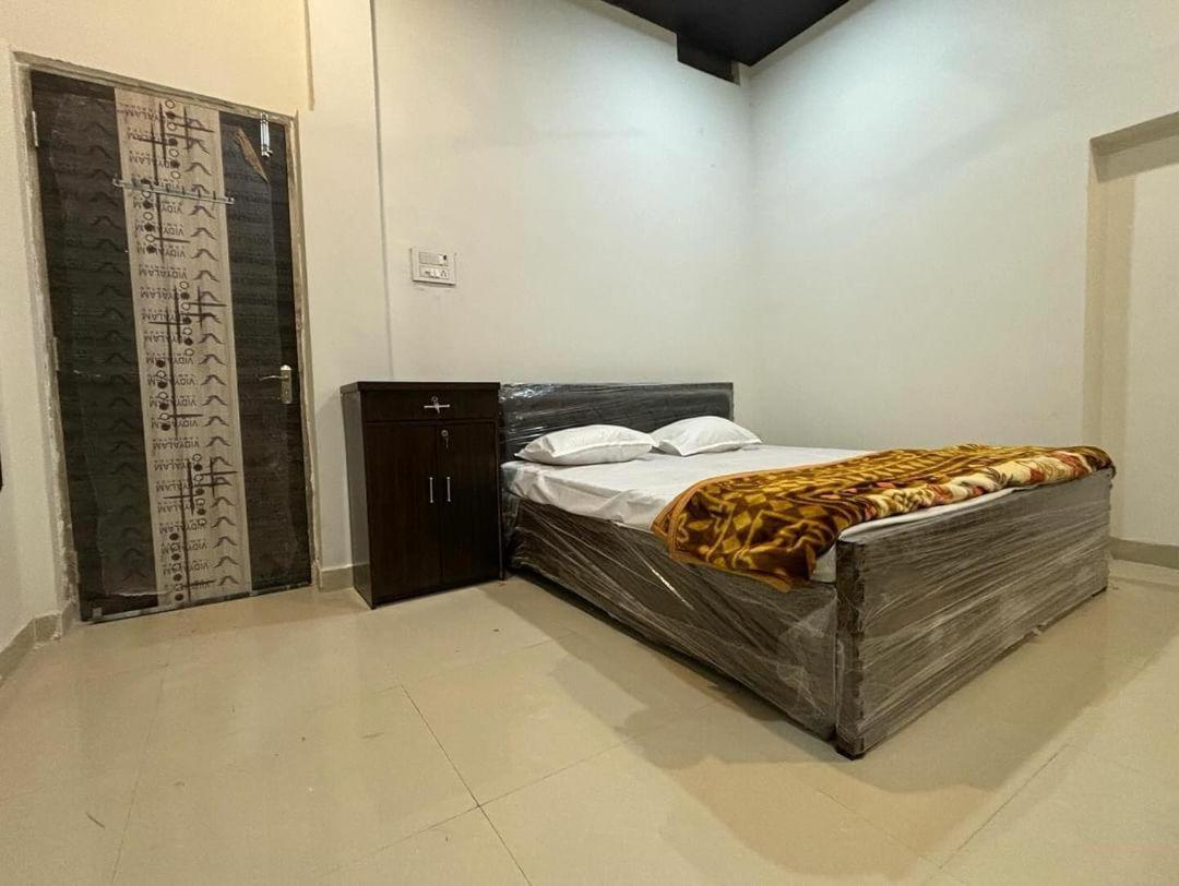 ורנאסי Madhuri Guest House מראה חיצוני תמונה