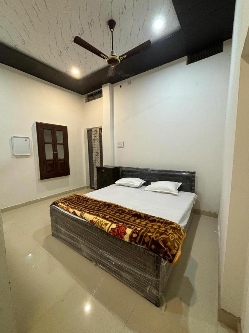 ורנאסי Madhuri Guest House מראה חיצוני תמונה