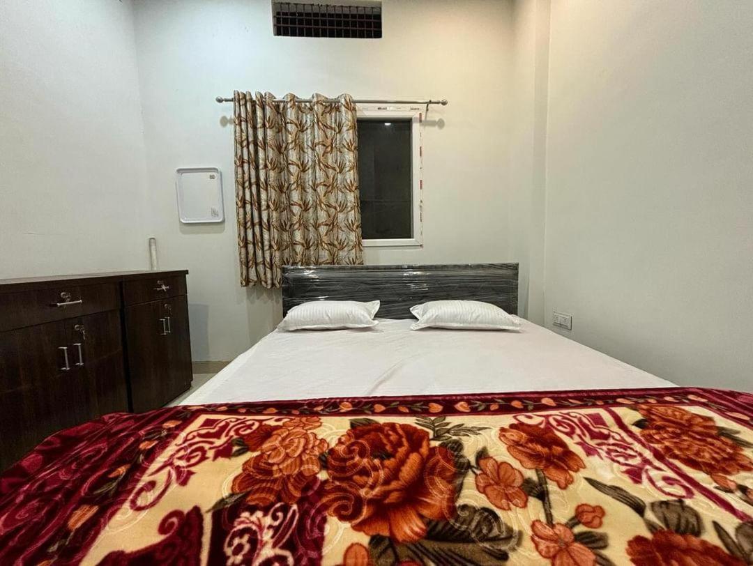 ורנאסי Madhuri Guest House מראה חיצוני תמונה