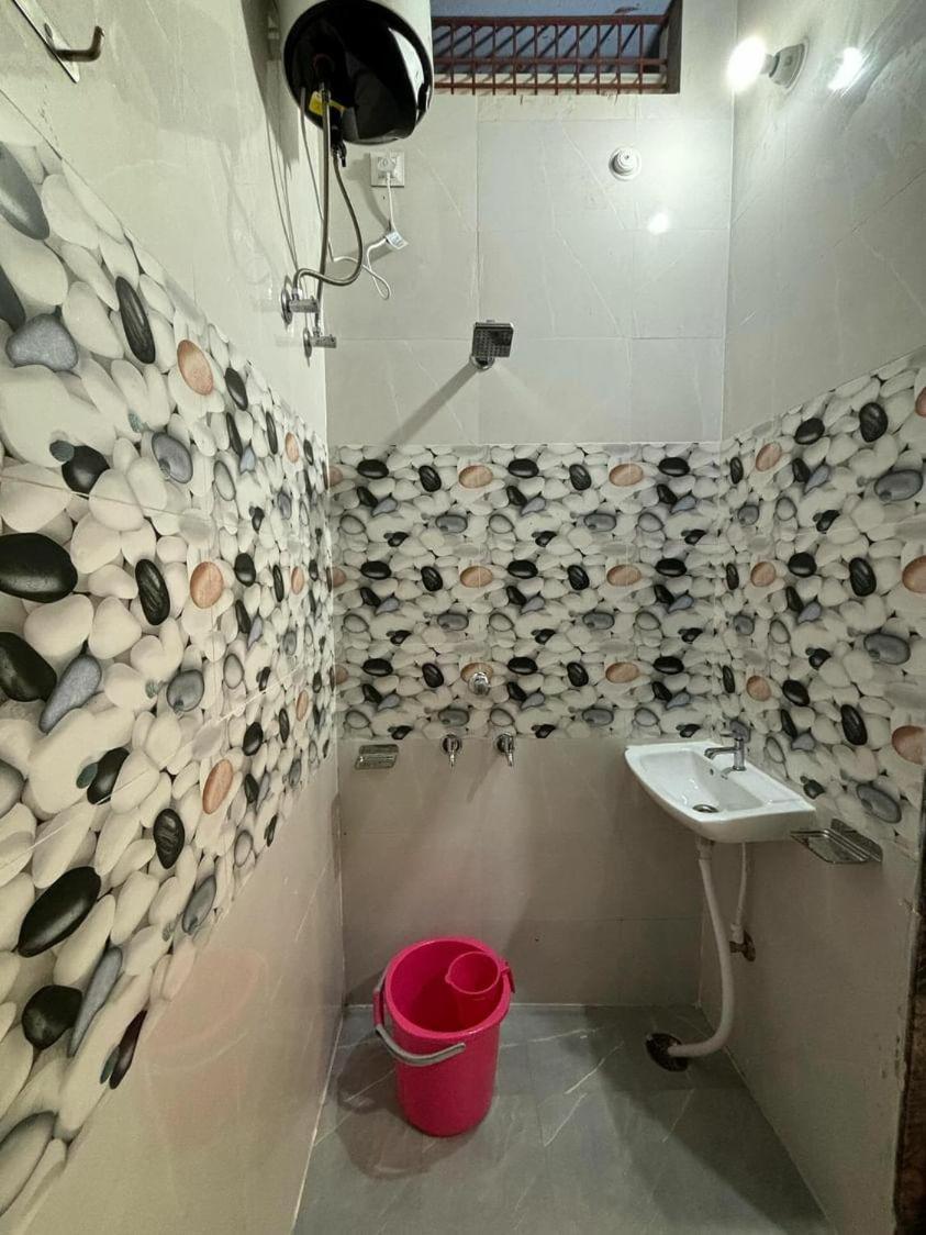 ורנאסי Madhuri Guest House מראה חיצוני תמונה
